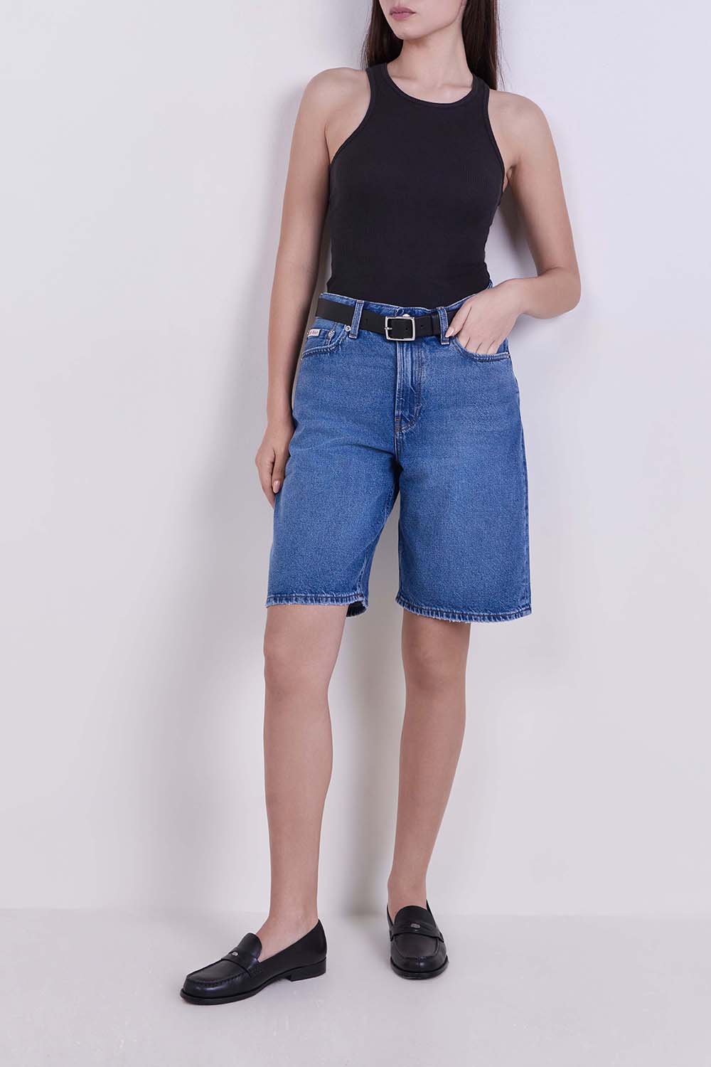 תמונת כל הלוק של מכנסי ג'ינס קצרים